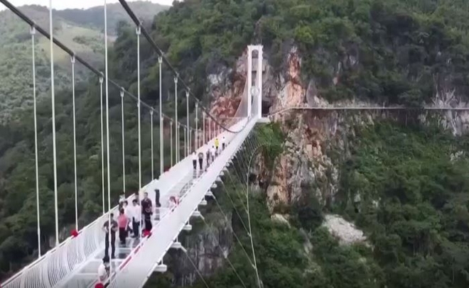 Στο βιβλίο Γκίνες η κρεμαστή γυάλινη γέφυρα του Βιετνάμ που κόβει την ανάσα