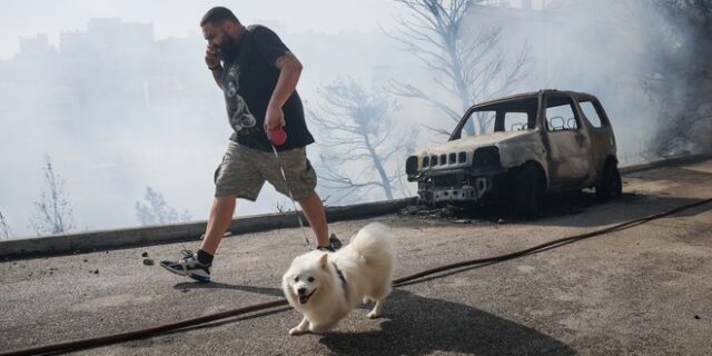 Φωτιά στη Βουλα: Δέκα συγκλονιστικά καρέ από τις καταστροφές και τη μάχη με τις φλόγες