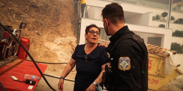 Φωτιά σε Γλυφάδα: Οι φλόγες έχουν φτάσει σε αυλές σπιτιών – Εκκενώνεται η Άνω Βούλα