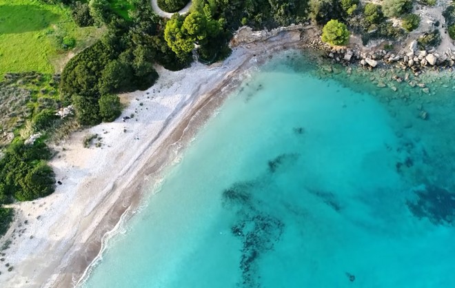 Κουνούπι: Για μπάνιο κοντά στο ακριβότερο σπίτι της Ελλάδας, την λευκή παραλία και το “ιδιωτικό” νησί