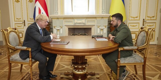 Μπόρις Τζόνσον: Πρόταση σε Ζελένσκι για πρόγραμμα εκπαίδευσης Ουκρανών στρατιωτών