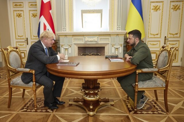 Μπόρις Τζόνσον: Πρόταση σε Ζελένσκι για πρόγραμμα εκπαίδευσης Ουκρανών στρατιωτών