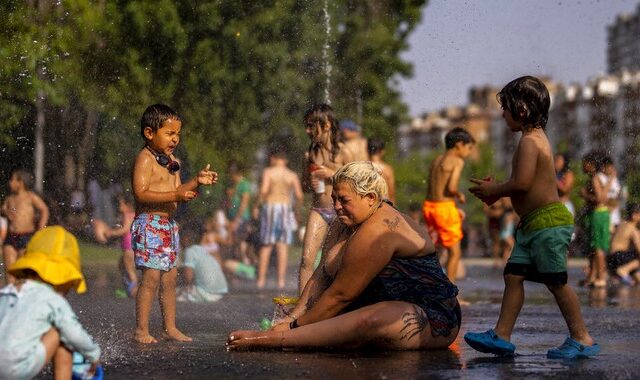 “Καίγεται” η Ευρώπη – Εικόνες από το ακραίο κύμα καύσωνα που πλήττει την ήπειρο