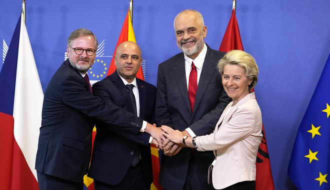 ΕΕ: “Ιστορική στιγμή” – Ξεκίνησαν οι ενταξιακές διαπραγματεύσεις Αλβανίας και Βόρειας Μακεδονίας