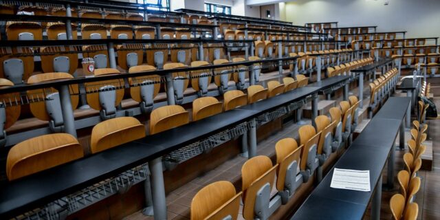 Τα ανύπαρκτα επαγγελματικά δικαιώματα των αποφοίτων του ΕΑΠ και τα ΑΕΙ δύο ταχυτήτων