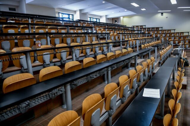 Τα ανύπαρκτα επαγγελματικά δικαιώματα των αποφοίτων του ΕΑΠ και τα ΑΕΙ δύο ταχυτήτων