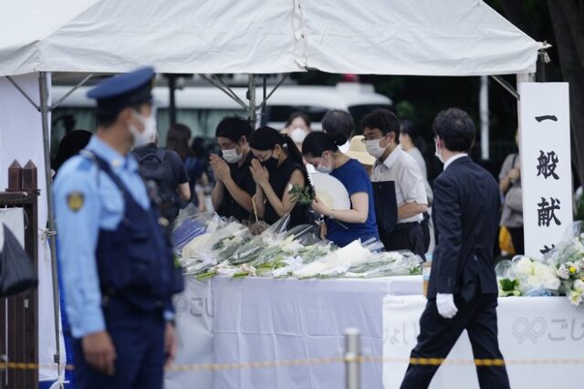 Σίνζο Άμπε: Η Ιαπωνία αποχαιρέτησε τον πρώην πρωθυπουργό της – Με προσευχές είπαν το “τελευταίο αντίο”