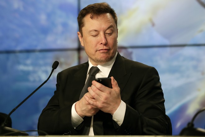 Έλον Μασκ: Πούλησε μετοχές της Tesla ύψους 7 δισ. δολαρίων