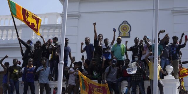 Σρι Λάνκα: Τερματίζεται η κατάληψη των δημόσιων κτιρίων – Στη Σιγκαπούρη ο Ρατζαπάξα