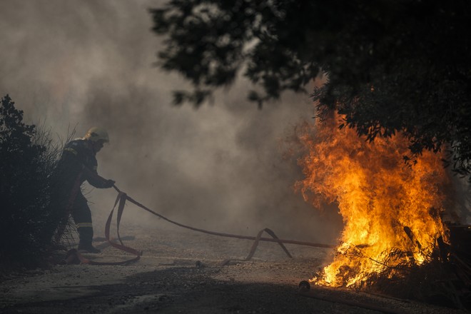 Φωτιά στη Μάνδρα: Εκκενώθηκαν οικισμοί – Δύο προσαγωγές