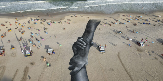 Ένα έργο τέχνης “γκρεμίζει” τοίχους στην πιο διάσημη παραλία του κόσμου