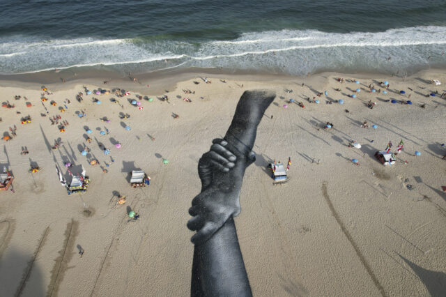 Ένα έργο τέχνης “γκρεμίζει” τοίχους στην πιο διάσημη παραλία του κόσμου