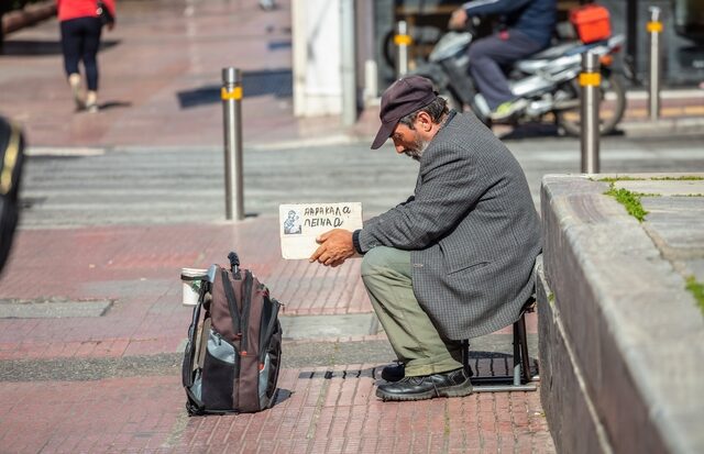 ΕΛΣΤΑΤ: Το 28,3% των Ελλήνων σε κίνδυνο φτώχειας – Στην “κόκκινη” ζώνη ένας στους δυο ανέργους