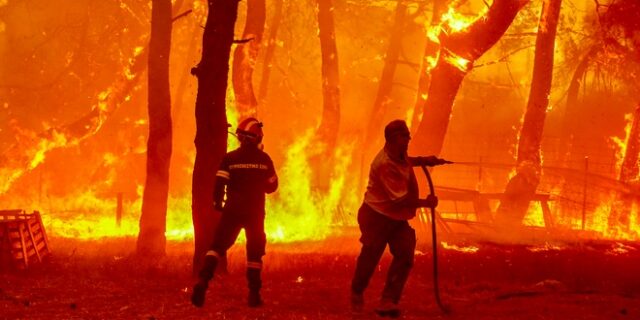 Μεγάλη φωτιά στη Λέσβο: Σπίτια παραδόθηκαν στις φλόγες στα Βατερά – 9 άτομα απεγκλώβισε το Λιμενικό