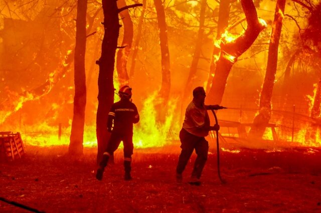 Μεγάλη φωτιά στη Λέσβο: Σπίτια παραδόθηκαν στις φλόγες στα Βατερά – 9 άτομα απεγκλώβισε το Λιμενικό