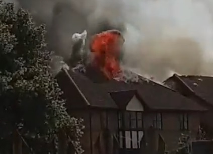 Ισχυρή έκρηξη από αέριο σε πολυκατοικία στο Μπέντφορντ – Τουλάχιστον ένας νεκρός