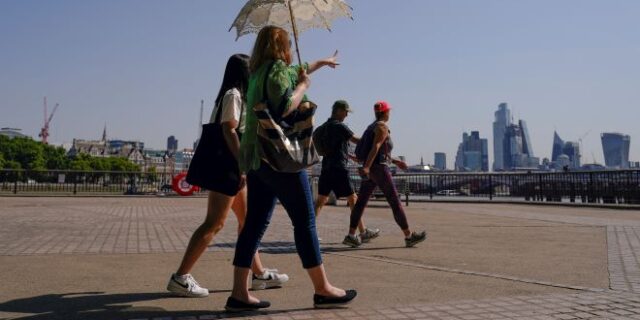 Καύσωνας: “Καίγεται η Ευρώπη” – Έρχεται η πιο ζεστή ημέρα στην ιστορία της Βρετανίας