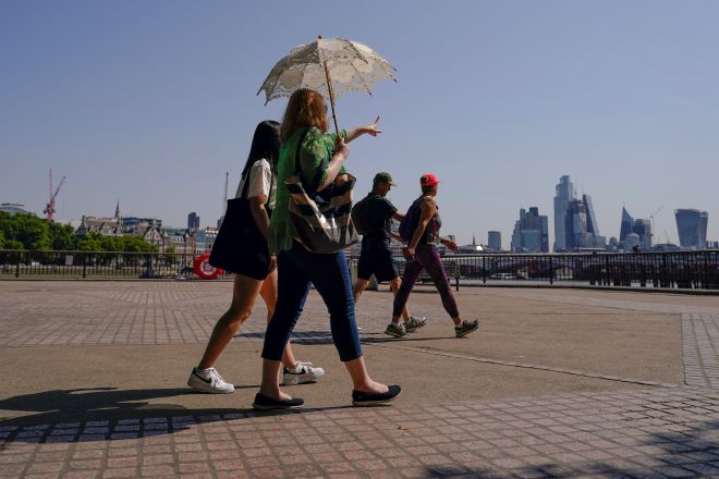 Καύσωνας: “Καίγεται η Ευρώπη” – Έρχεται η πιο ζεστή ημέρα στην ιστορία της Βρετανίας