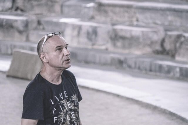 Τσεζάρις Γκραουζίνις: “Στον κόσμο που ζούμε δεν υπάρχει περίπτωση να γεννηθούν Αντιγόνες, μόνο Κρέοντες”
