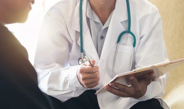 Οργή για εκατοντάδες νέους γιατρούς: Το ΕΚΠΑ ανέβαλε την ορκωμοσία τους δύο ημέρες πριν την τελετή