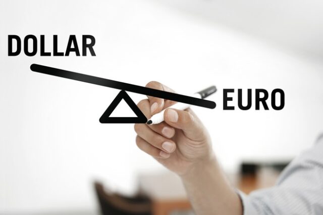 Σε ελεύθερη πτώση το ευρώ: Έχασε την ισοτιμία με το δολάριο