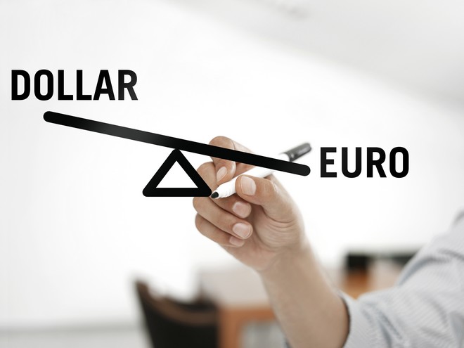 Σε ελεύθερη πτώση το ευρώ: Έχασε την ισοτιμία με το δολάριο
