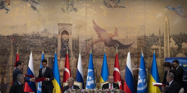 Συμφωνία μεταξύ Ρωσίας – Ουκρανίας: Έπεσαν οι υπογραφές για την εξαγωγή σιτηρών παρουσία Ερντογάν
