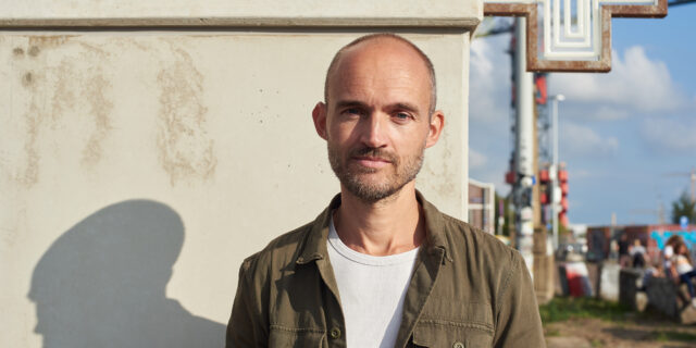 Ο Dries Verhoeven μάς αποκαλύπτει από τα Plásmata της Στέγης την ιδανική συνταγή της… ευτυχίας