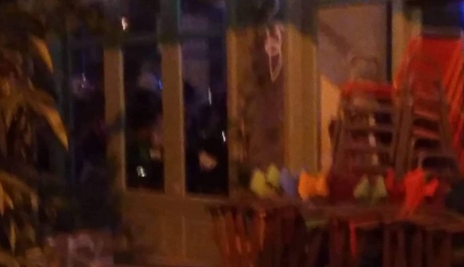 Νύχτα έντασης στα Εξάρχεια: Εισβολή της αστυνομίας σε μπαρ