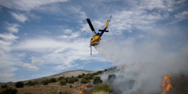 Ασπρόπυργος: Οριοθετήθηκαν τα δύο πύρινα μέτωπα – Άγνωστοι προκαλούν συνεχώς νέες εστίες