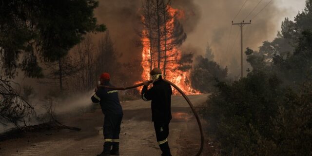Φωτιά στην Ηλεία: Καλύτερη η εικόνα – Καίει σε διάσπαρτες εστίες σε χαράδρα