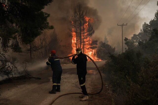 Φωτιά στην Ηλεία: Καλύτερη η εικόνα – Καίει σε διάσπαρτες εστίες σε χαράδρα