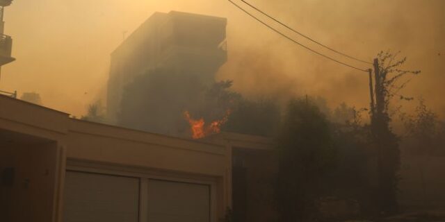 Φωτιά στην Πεντέλη: Αποκαρδιωτικά πλάνα από τα καμένα σπίτια σε Ντράφι, Παλλήνη, Ανθούσα και Διώνη