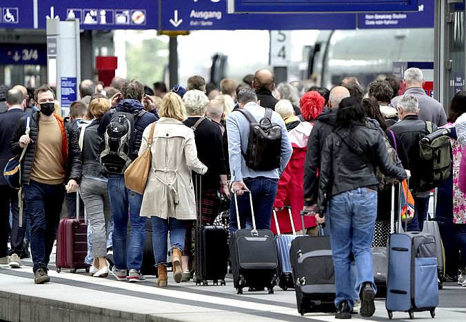 Γερμανία: Εντυπωσιακή η επιτυχία του εισιτηρίου των 9 ευρώ στα τρένα-Πιέσεις για παράταση