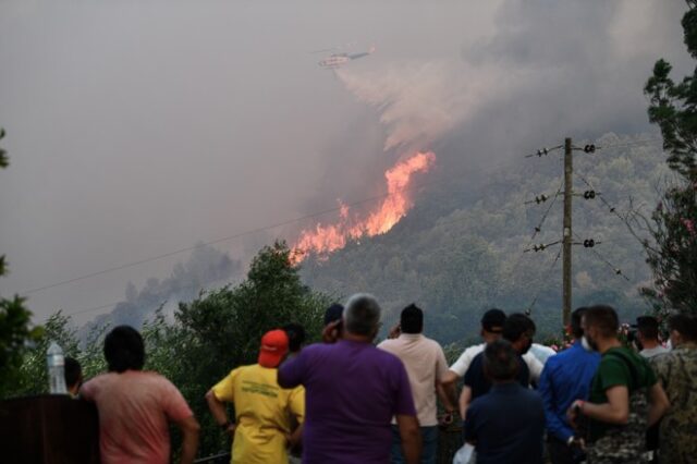 Φωτιά στην Ηλεία: Εκκενώνεται το χωριό Λάτα – Μαίνονται οι πυρκαγιές σε Άμφισσα και Ζάκυνθο