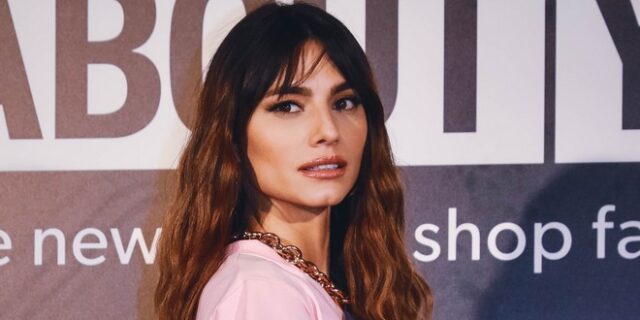 Ηλιάνα Παπαγεωργίου: Αναστάτωσε τα Κουφονήσια με το καυτό μωβ μπικίνι της – “Κορμί κι αλάτι”
