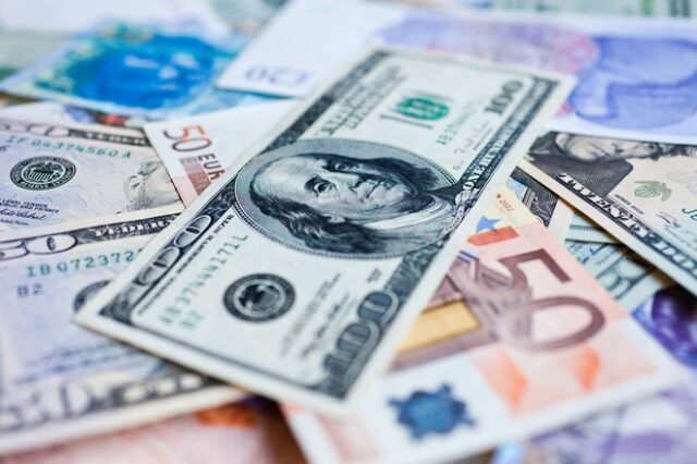 Το ευρώ υποχωρεί σε χαμηλό 20ετίας έναντι του δολαρίου
