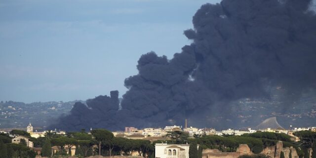 Ιταλία: Καταστροφικές πυρκαγιές σε δύο μέτωπα – Απομακρύνθηκαν 200 κάτοικοι