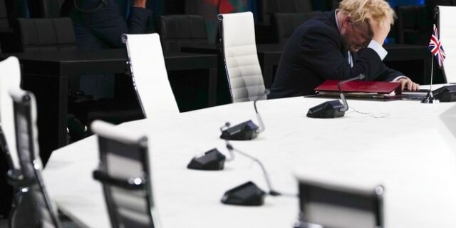 Βρετανία: Πολιτικός “σεισμός” από τη σωρεία παραιτήσεων – “Τρίζει” η καρέκλα του Τζόνσον