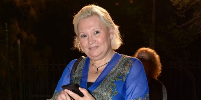 Καίτη Φίνου: Ποζάρει με κόκκινο μαγιό, χωρίς φίλτρα και ρετούς