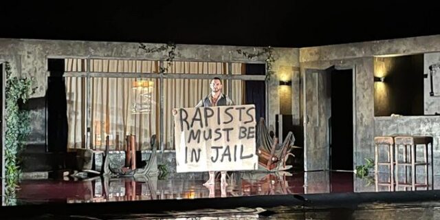 Χαρίτσης: “Η Μενδώνη έφυγε πριν καν αρχίσει παράσταση από το Φεστιβάλ Χορού Καλαμάτας” – Σηκώθηκε πανό για τον Λιγνάδη