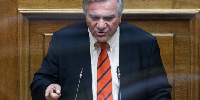 ΠΑΣΟΚ: Αναθεωρεί τη θετική ψήφο για παρακολουθήσεις της ΕΥΠ, μετά τις καταγγελίες Ανδρουλάκη