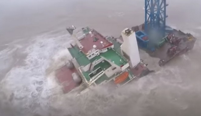 Πλοίο κόπηκε στα δύο στη θάλασσα της Νότιας Κίνας – Η δραματική διάσωση