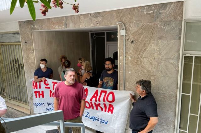 Πλειστηριασμοί: Αστυνομικοί έξω από το σπίτι της Ιωάννας Κολοβού – Έφεραν και κλειδαρά