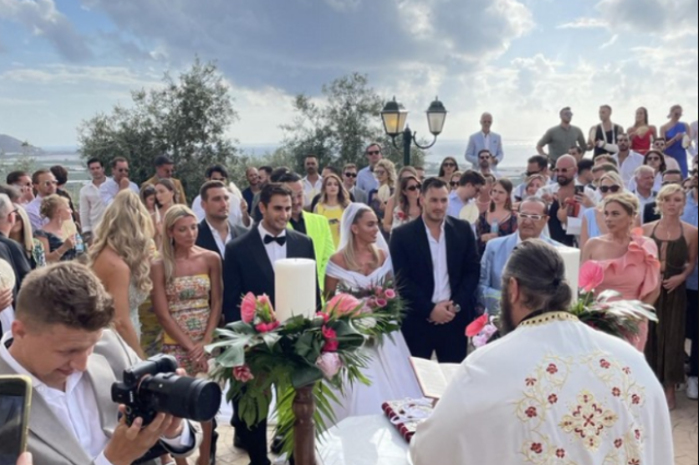 Κόνι Μεταξά – Μάριος Καπότσης: Παντρεύτηκαν στην Κρήτη – Οι πρώτες εικόνες από τον παραμυθένιο γάμο