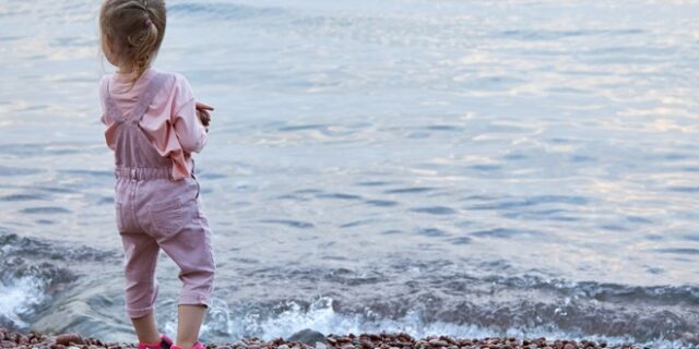 Ηράκλειο: Δίχρονο κοριτσάκι που χάθηκε στην παραλιακή, βρέθηκε από τουρίστες
