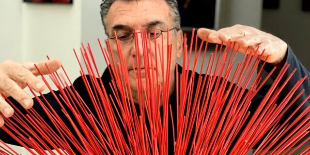 Ο διεθνώς καταξιωμένος ζωγράφος και γλύπτης Κωστής Γεωργίου επιστρέφει με ένα “αίνιγμα” στην Αθήνα