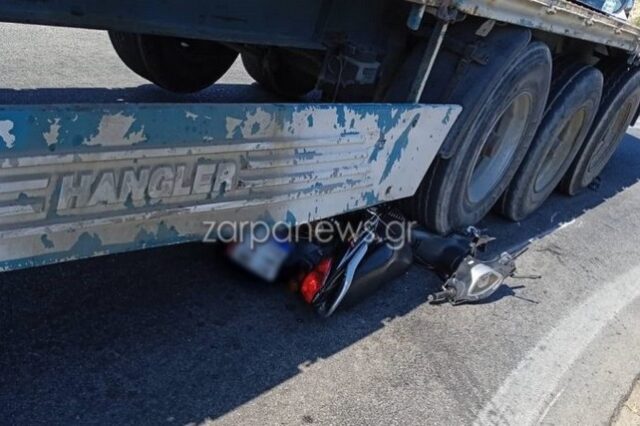 Σοβαρό τροχαίο στην Κρήτη: Μηχανάκι συγκρούστηκε και “καρφώθηκε” κάτω από τις ρόδες νταλίκας