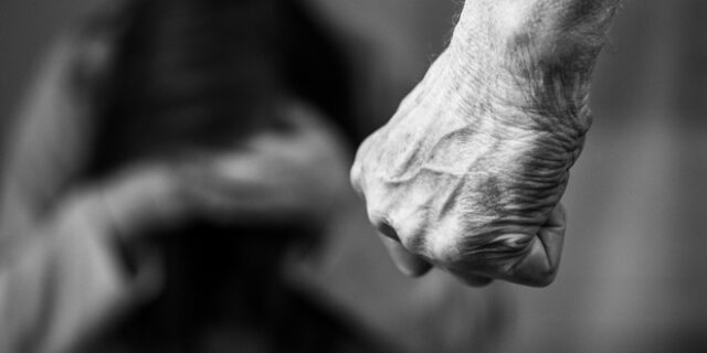 Ιωάννινα: Πατέρας ξυλοκόπησε ανηλεώς την έγκυο κόρη του έξω από το σπίτι τους
