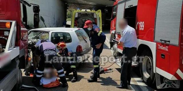Λαμία: Τροχαίο με εγκλωβισμένη οδηγό στον παράδρομο της εθνικής